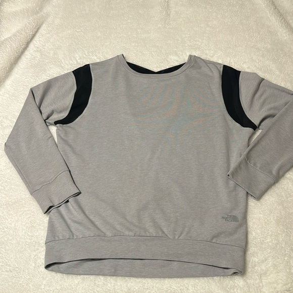 North Face cross cross v-neck back! - Picture 3 of 6